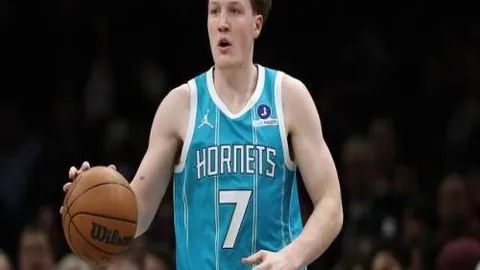 《太阳报独家：热刺新星奥利弗-艾罗热恋话题网红，甜蜜恋情引发热议》