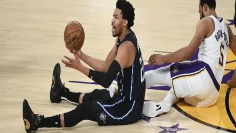 库里复出战下24分，普尔孤军奋战得24分，勇士连胜四场击败奇才