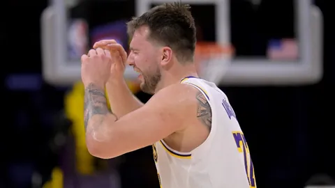 安踏铁粉参观超级工厂区，激动心情溢于言表